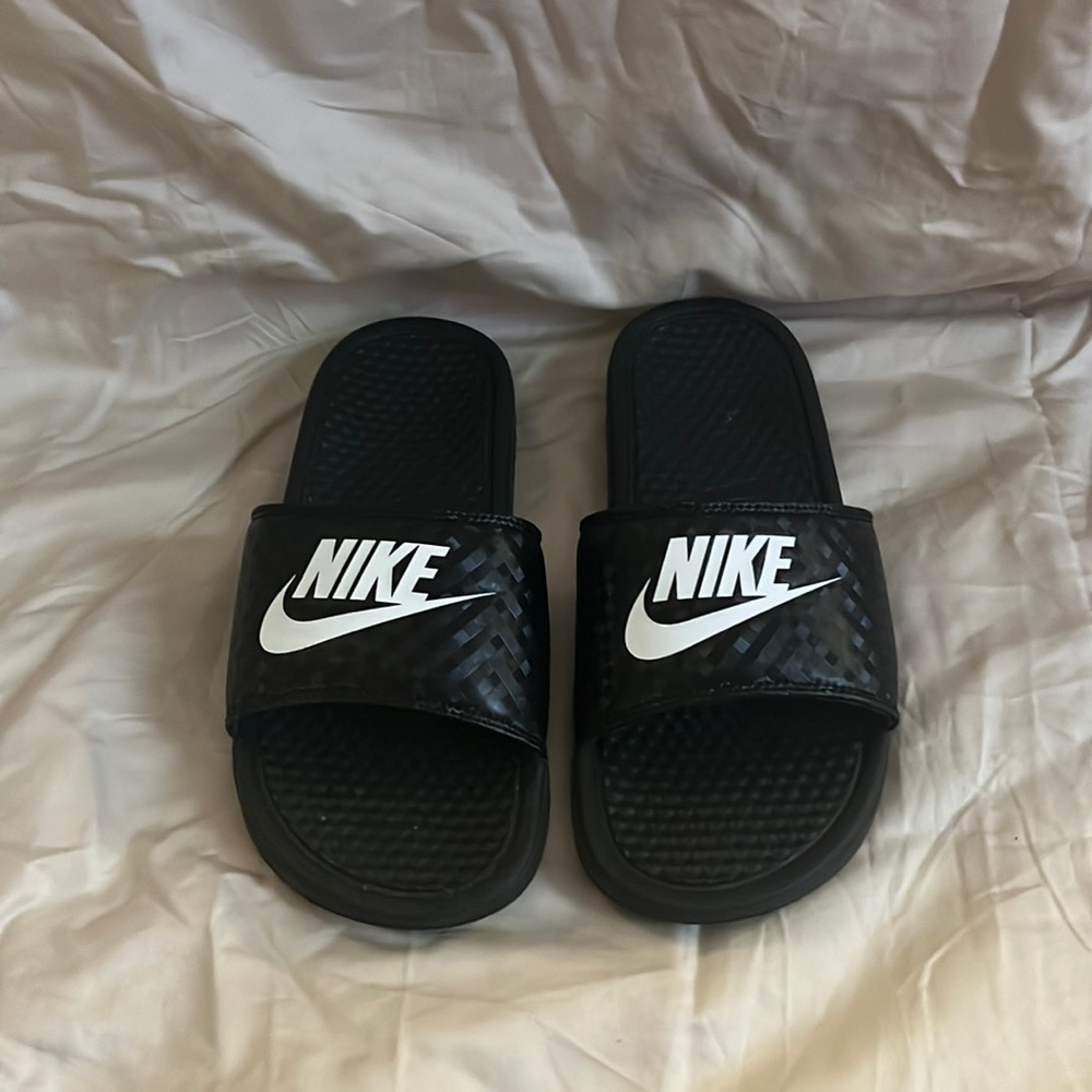 Nike slides size 9 women’s. Only used indoors a few times.